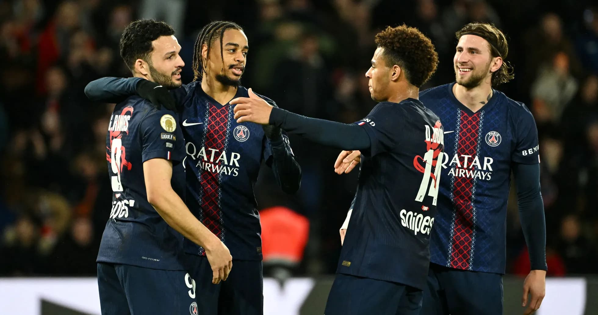 Jugadores de PSG celebrando un gol en el partido Jugadores de PSG celebrando un gol en el partido