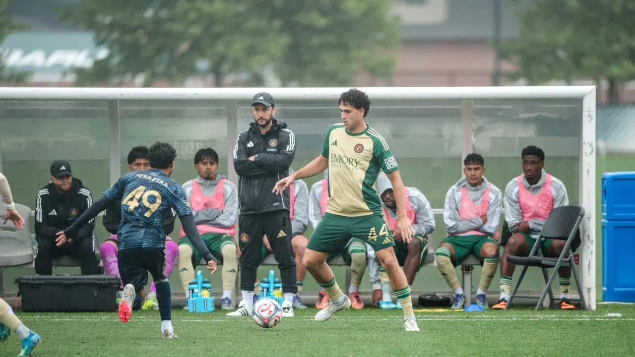 Jugador de Atlanta United II en acción Jugador de Atlanta United II en acción