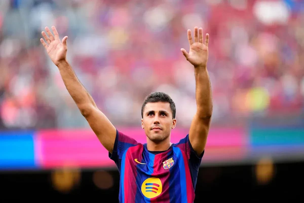 Jugador de Barça levantando las manos en el campo Jugador de Barça levantando las manos en el campo