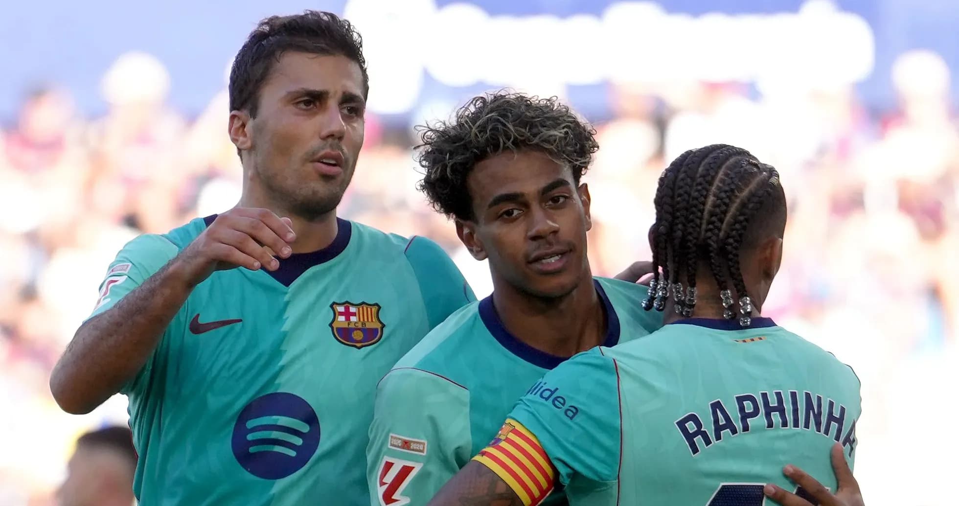 Jugadores de Barcelona celebrando un gol juntos Jugadores de Barcelona celebrando un gol juntos