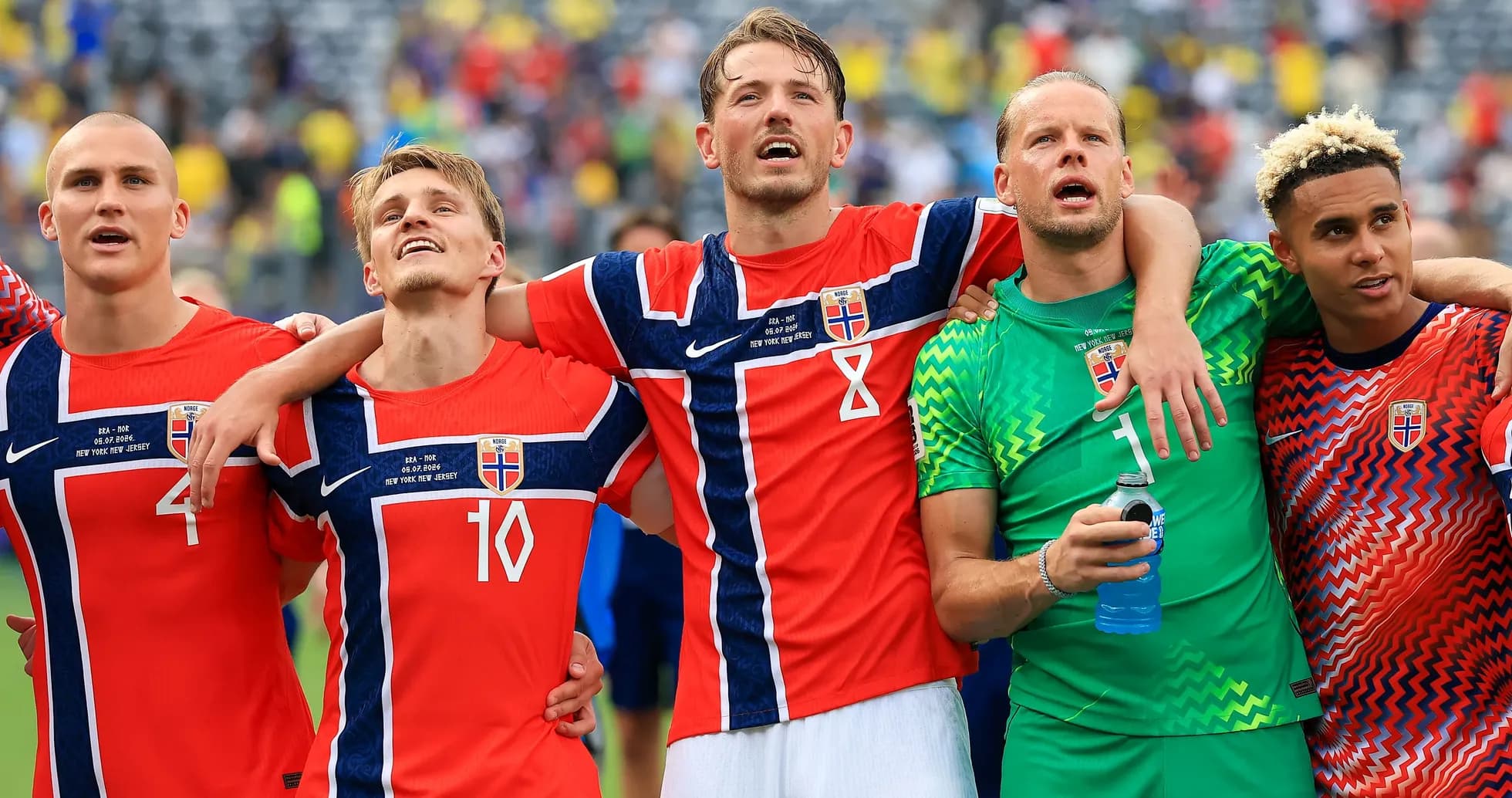 Jugadores de Noruega celebrando juntos después del partido Jugadores de Noruega celebrando juntos después del partido