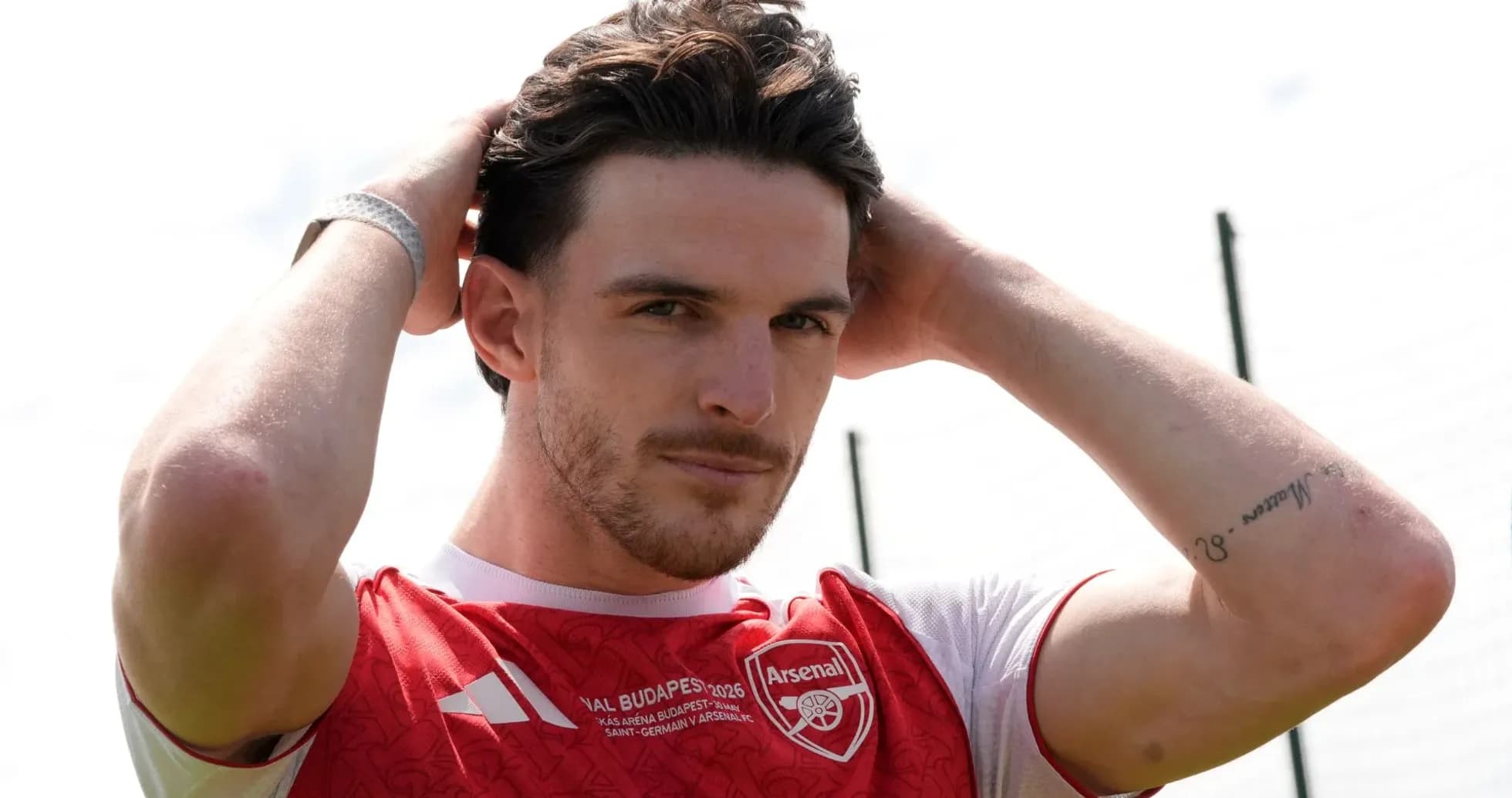 Jugador de Arsenal ajustando su peinado en entrenamiento Jugador de Arsenal ajustando su peinado en entrenamiento
