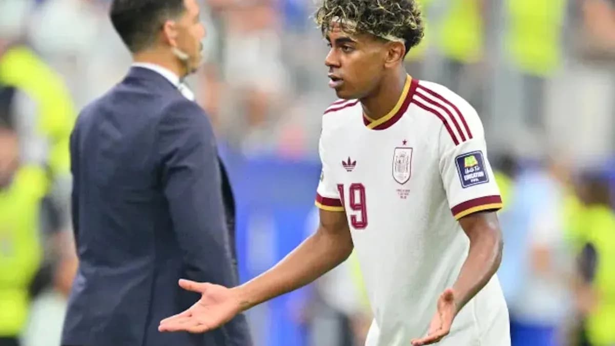 Jugador de España discutiendo con el entrenador durante partido Jugador de España discutiendo con el entrenador durante partido
