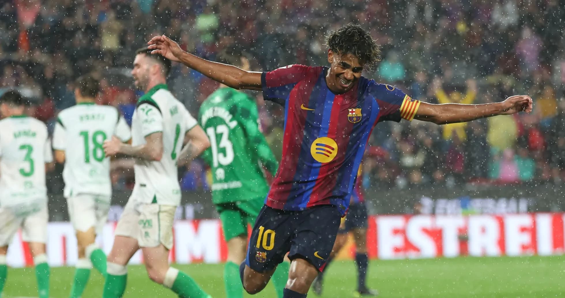 Jugador de Barcelona celebrando un gol en la lluvia Jugador de Barcelona celebrando un gol en la lluvia