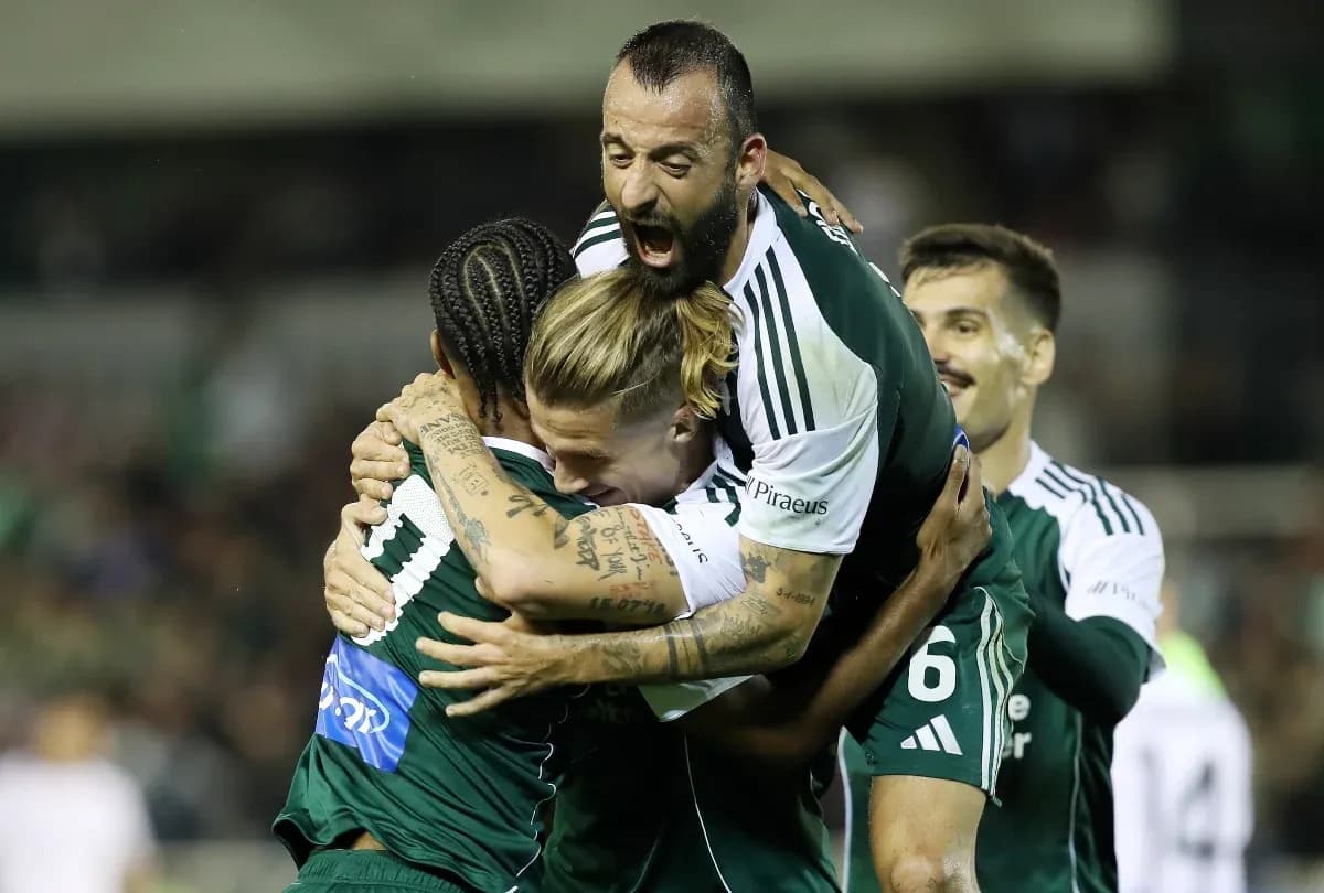 Jugadores de Panathinaikos celebrando un gol Jugadores de Panathinaikos celebrando un gol