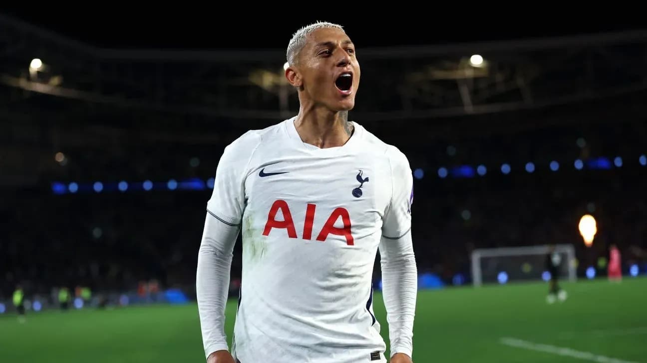 Jugador de Tottenham celebrando un gol en el partido Jugador de Tottenham celebrando un gol en el partido