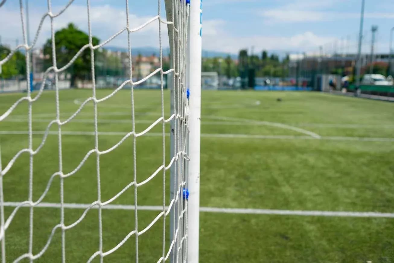 Portería de fútbol en un campo de césped artificial Portería de fútbol en un campo de césped artificial