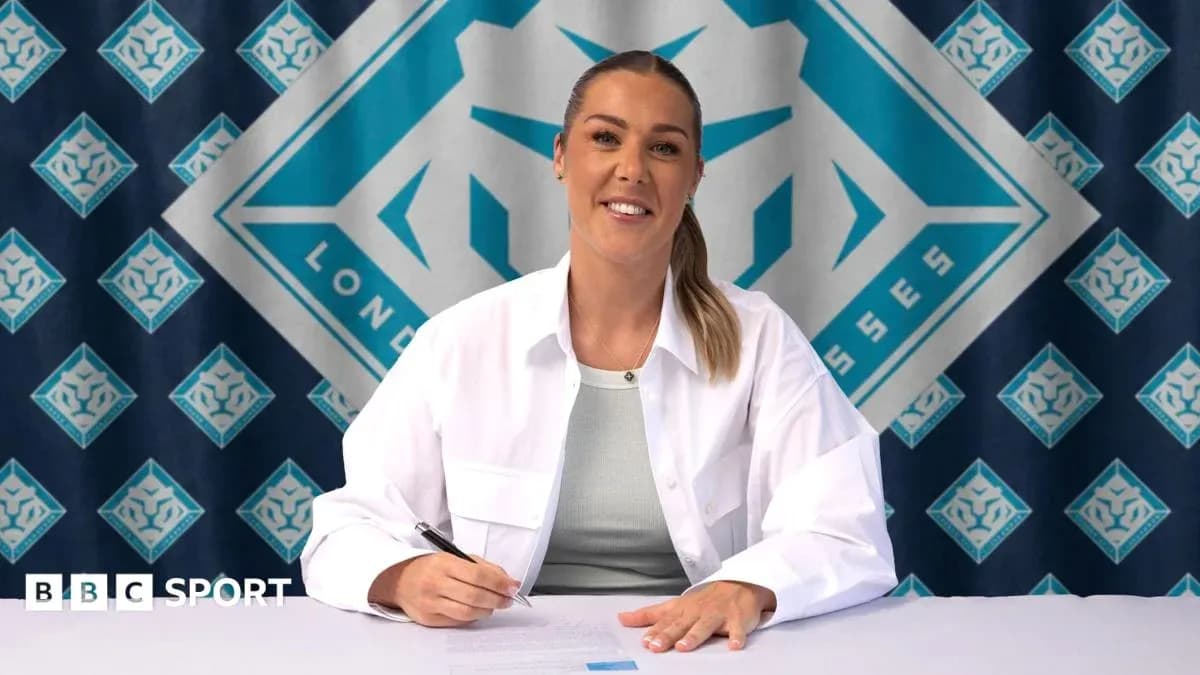 Jugadora firmando contrato en mesa con logo detrás Jugadora firmando contrato en mesa con logo detrás