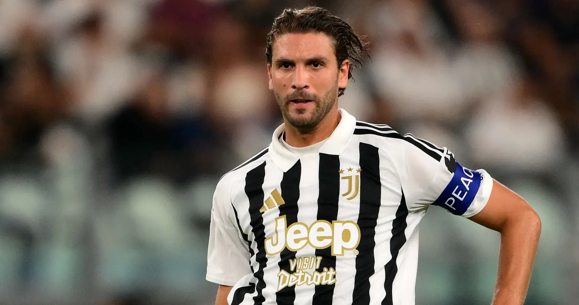 Jugador de Juventus con camiseta de rayas en el campo Jugador de Juventus con camiseta de rayas en el campo
