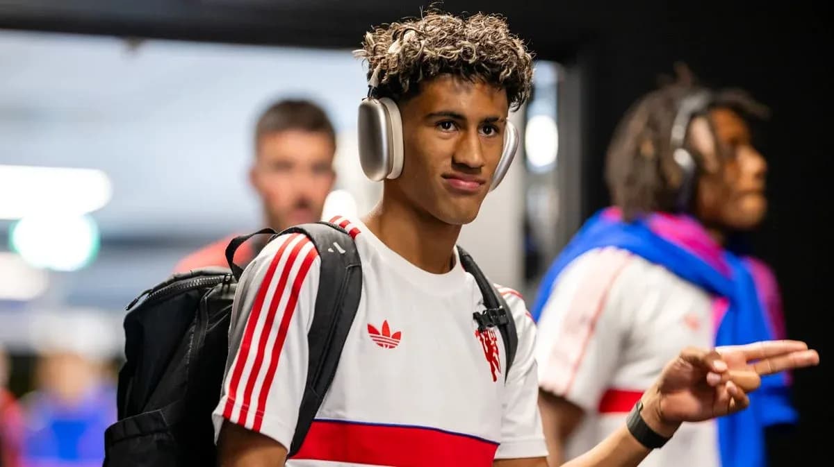 Jugador ingresando al vestuario con auriculares Jugador ingresando al vestuario con auriculares