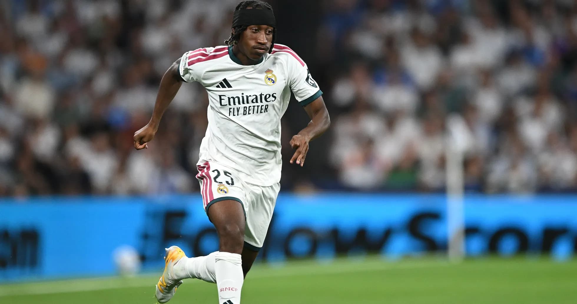 Jugador del Real Madrid corriendo en el campo Jugador del Real Madrid corriendo en el campo