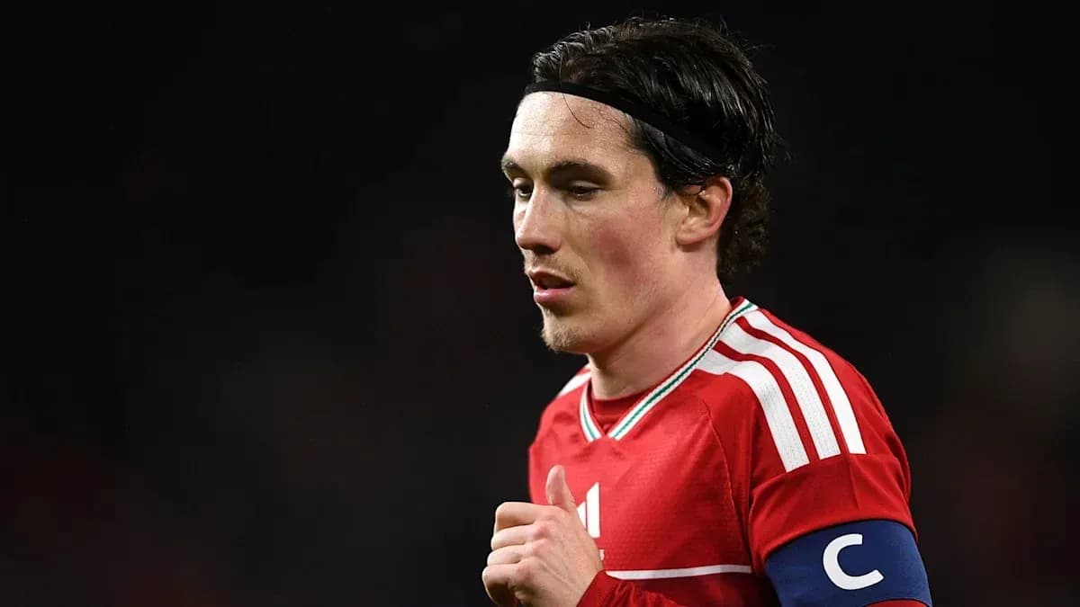 Jugador con camiseta roja y cinta de capitán Jugador con camiseta roja y cinta de capitán