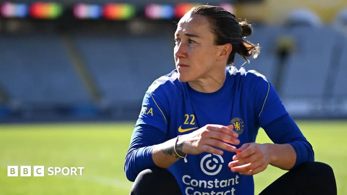 Jugadora de Chelsea sentada en el campo de entrenamiento Jugadora de Chelsea sentada en el campo de entrenamiento