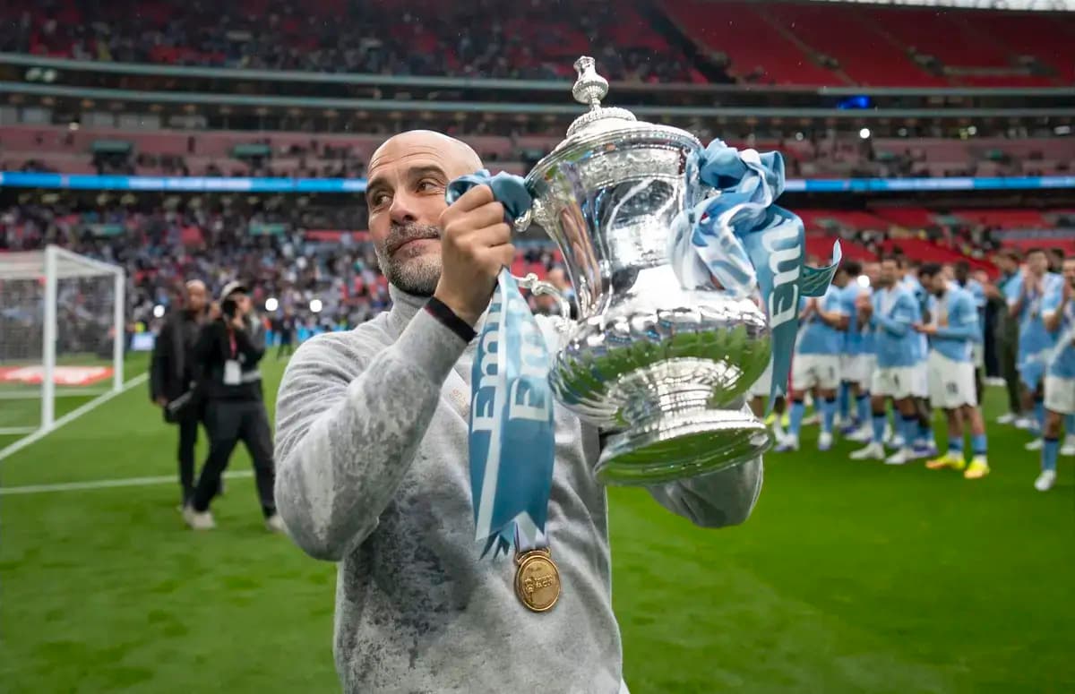 Entrenador sostiene trofeo en el campo de Wembley Entrenador sostiene trofeo en el campo de Wembley