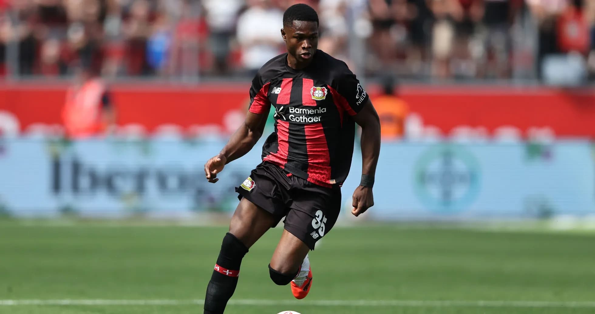 Jugador de Bayer 04 Leverkusen corriendo con el balón Jugador de Bayer 04 Leverkusen corriendo con el balón