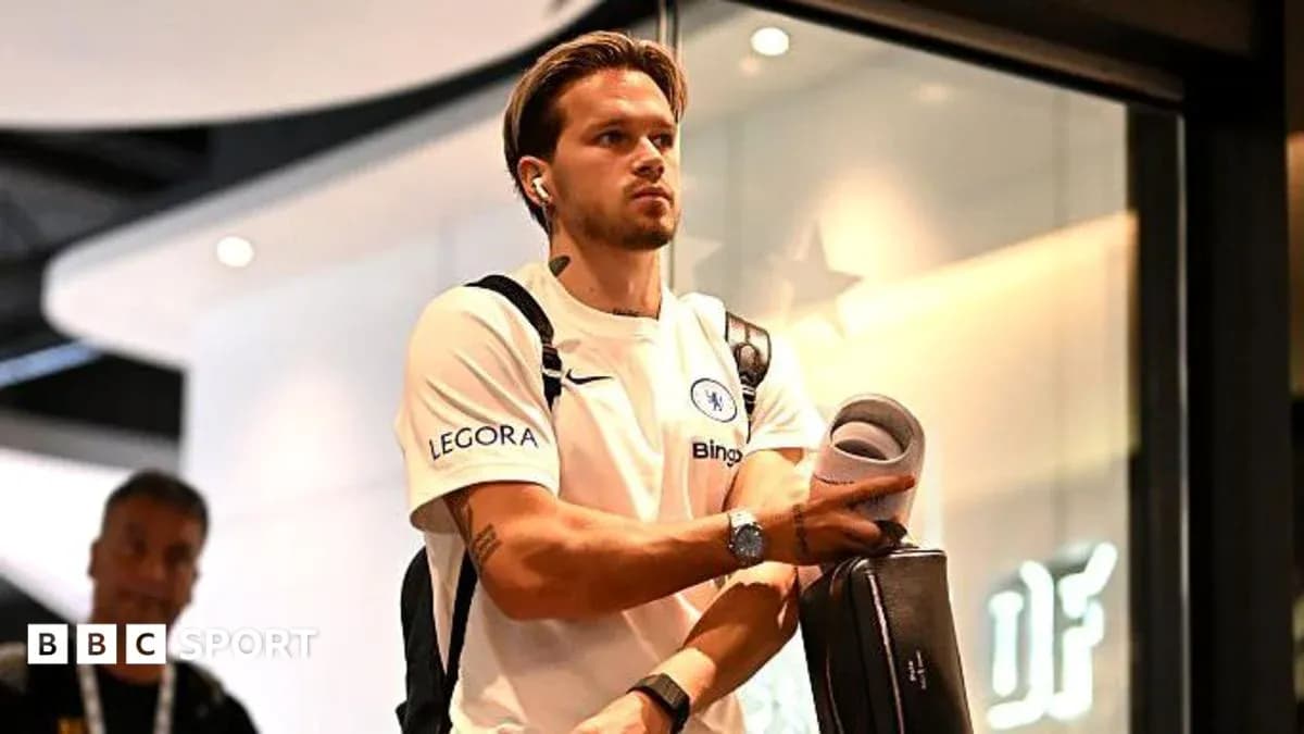 Jugador de Chelsea llegando con auriculares y mochila Jugador de Chelsea llegando con auriculares y mochila