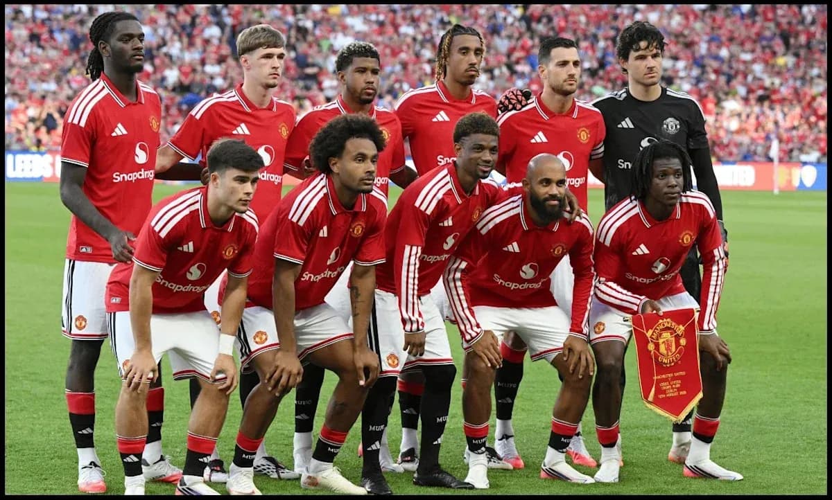 Jugadores de Manchester United posando en el campo Jugadores de Manchester United posando en el campo