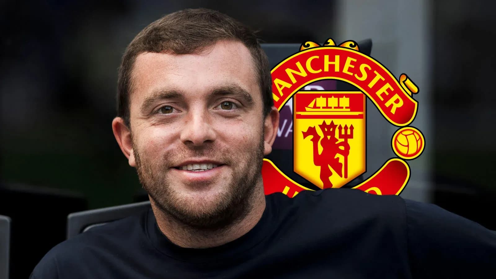 Hombre sonriendo con logo de Manchester United de fondo Hombre sonriendo con logo de Manchester United de fondo