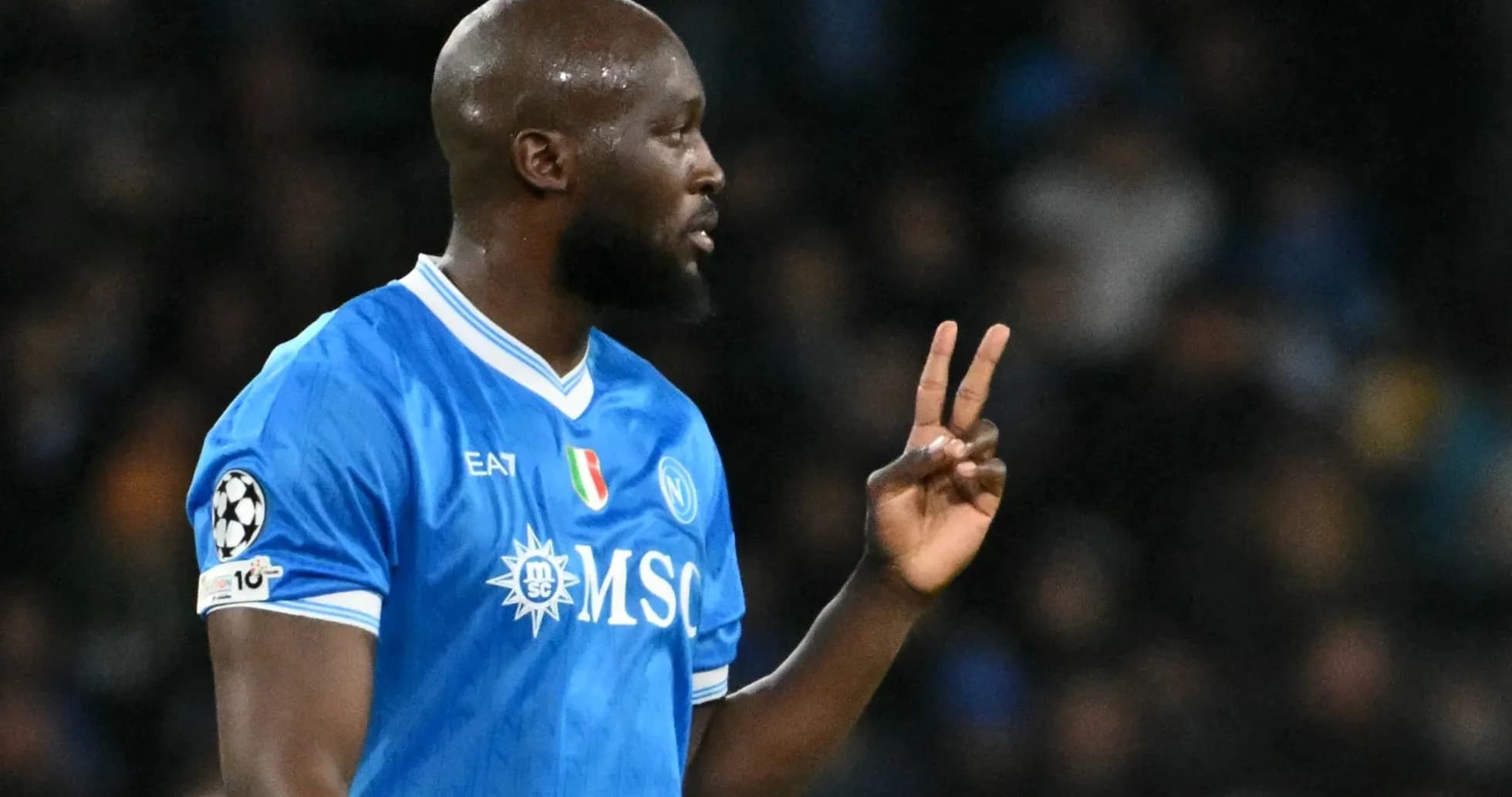 Jugador del Napoli mostrando dos dedos durante partido Jugador del Napoli mostrando dos dedos durante partido