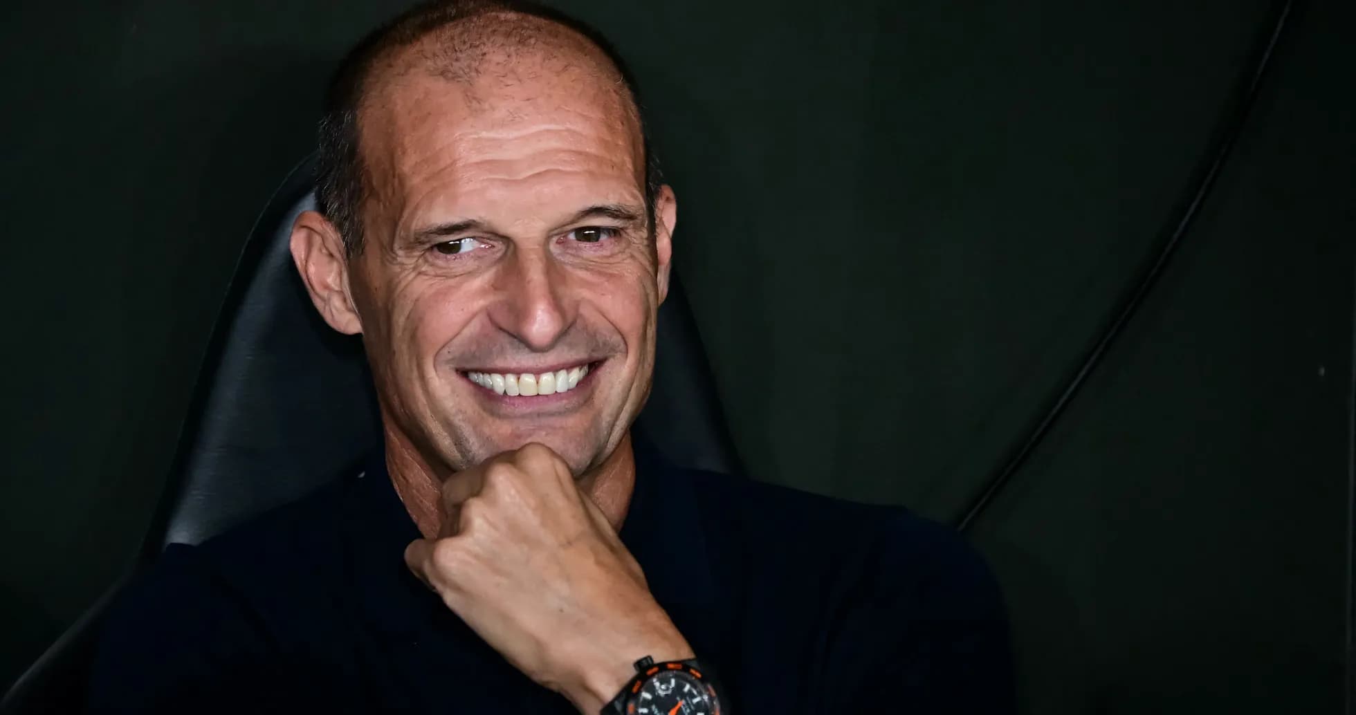 Entrenador sonriendo durante una conferencia Entrenador sonriendo durante una conferencia