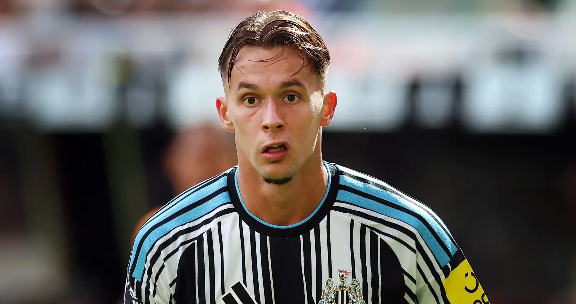 Jugador de Newcastle United en el campo de juego Jugador de Newcastle United en el campo de juego