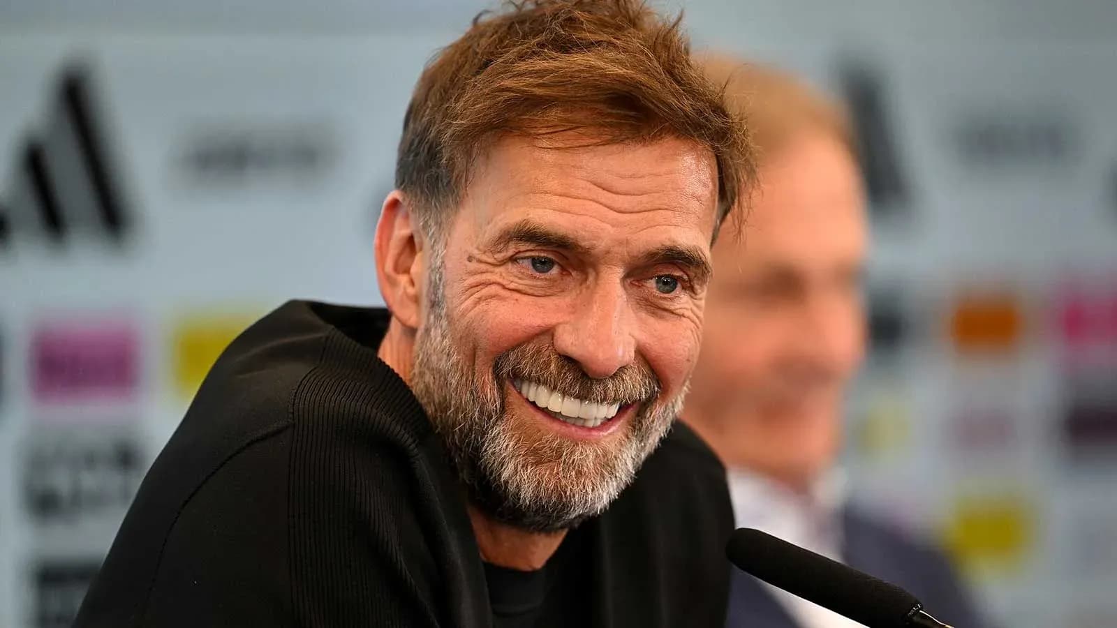 Entrenador sonriendo en rueda de prensa Entrenador sonriendo en rueda de prensa