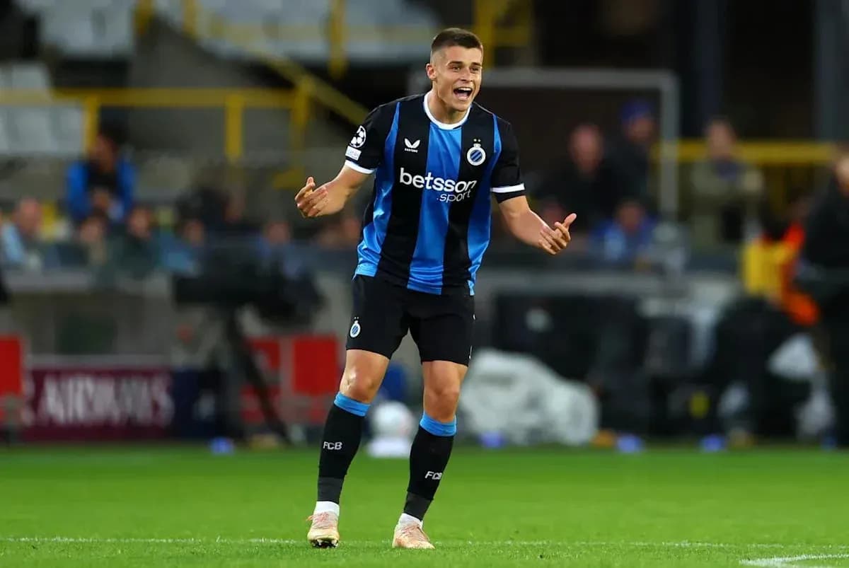 Jugador de Club Brugge gesticulando en el campo Jugador de Club Brugge gesticulando en el campo