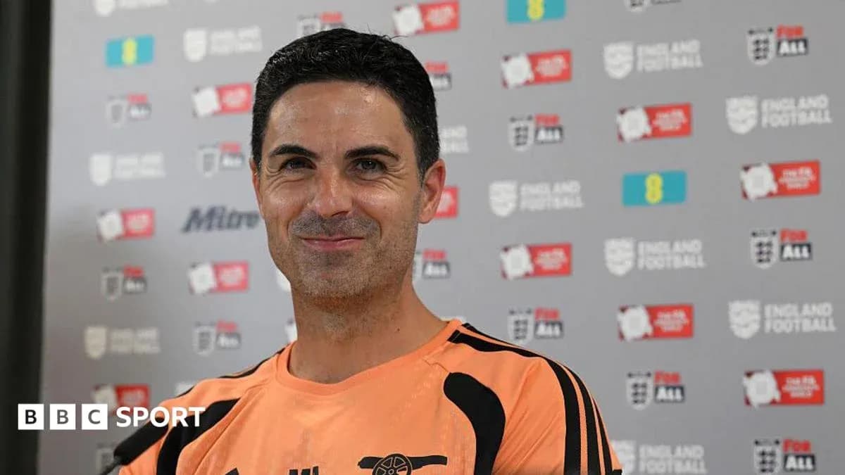 Entrenador sonriente en conferencia de prensa Entrenador sonriente en conferencia de prensa