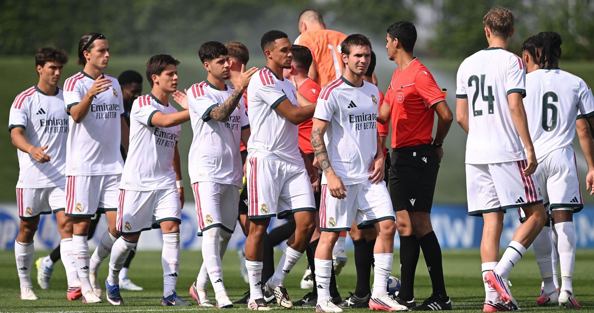 Jugadores de Real Madrid saludando al árbitro en el campo Jugadores de Real Madrid saludando al árbitro en el campo