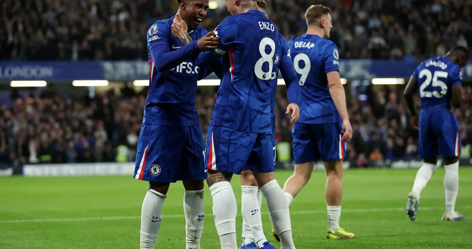 Jugadores de Chelsea celebrando un gol Jugadores de Chelsea celebrando un gol