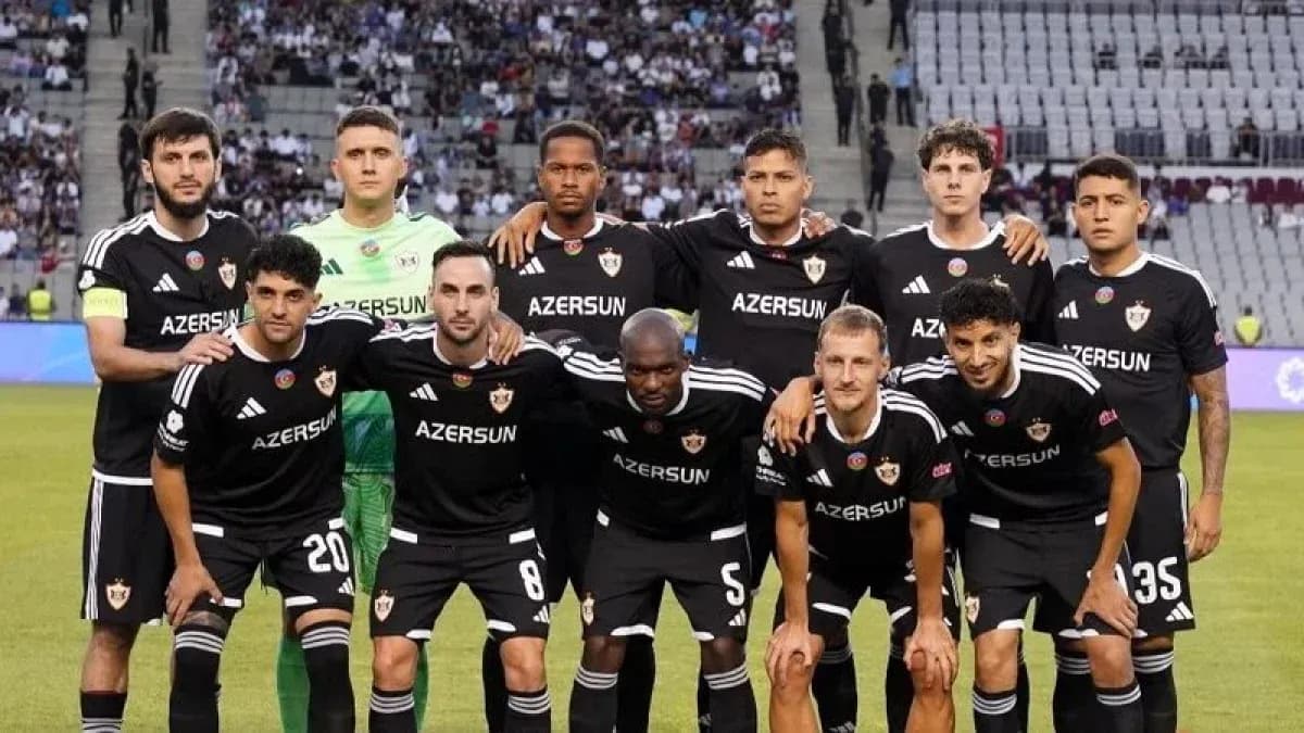 Equipo Qarabag posando antes del partido Equipo Qarabag posando antes del partido