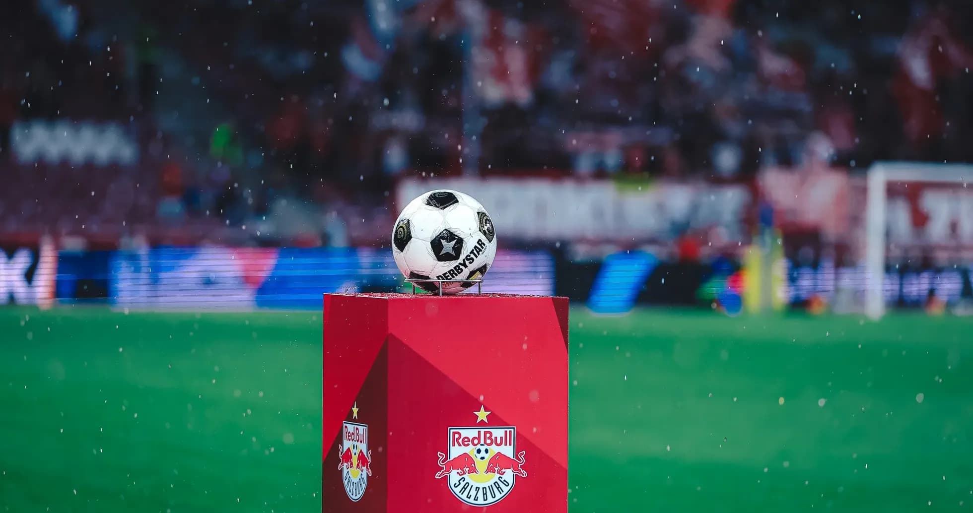 Balón de fútbol en el campo de Red Bull Salzburg Balón de fútbol en el campo de Red Bull Salzburg