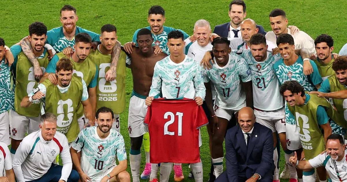 Equipo de Portugal posando con camiseta de Cristiano Ronaldo Equipo de Portugal posando con camiseta de Cristiano Ronaldo