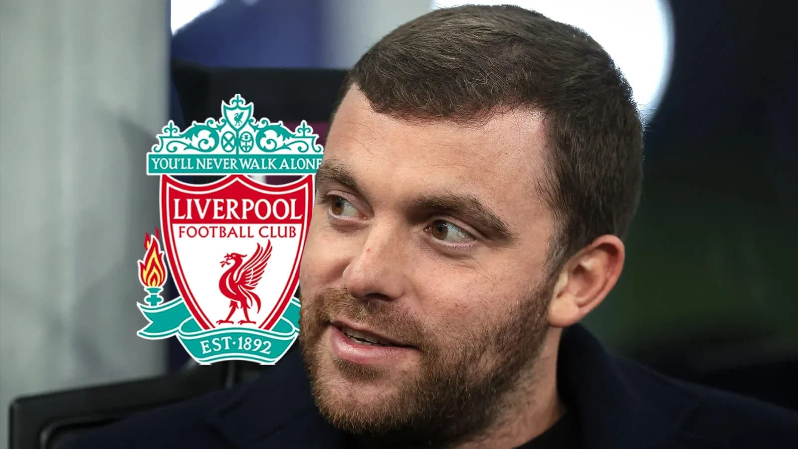 Hombre hablando con logo de Liverpool de fondo Hombre hablando con logo de Liverpool de fondo