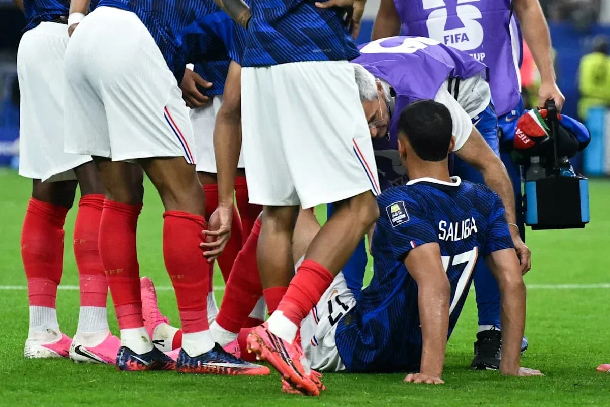 Jugador de Francia siendo atendido por el médico Jugador de Francia siendo atendido por el médico