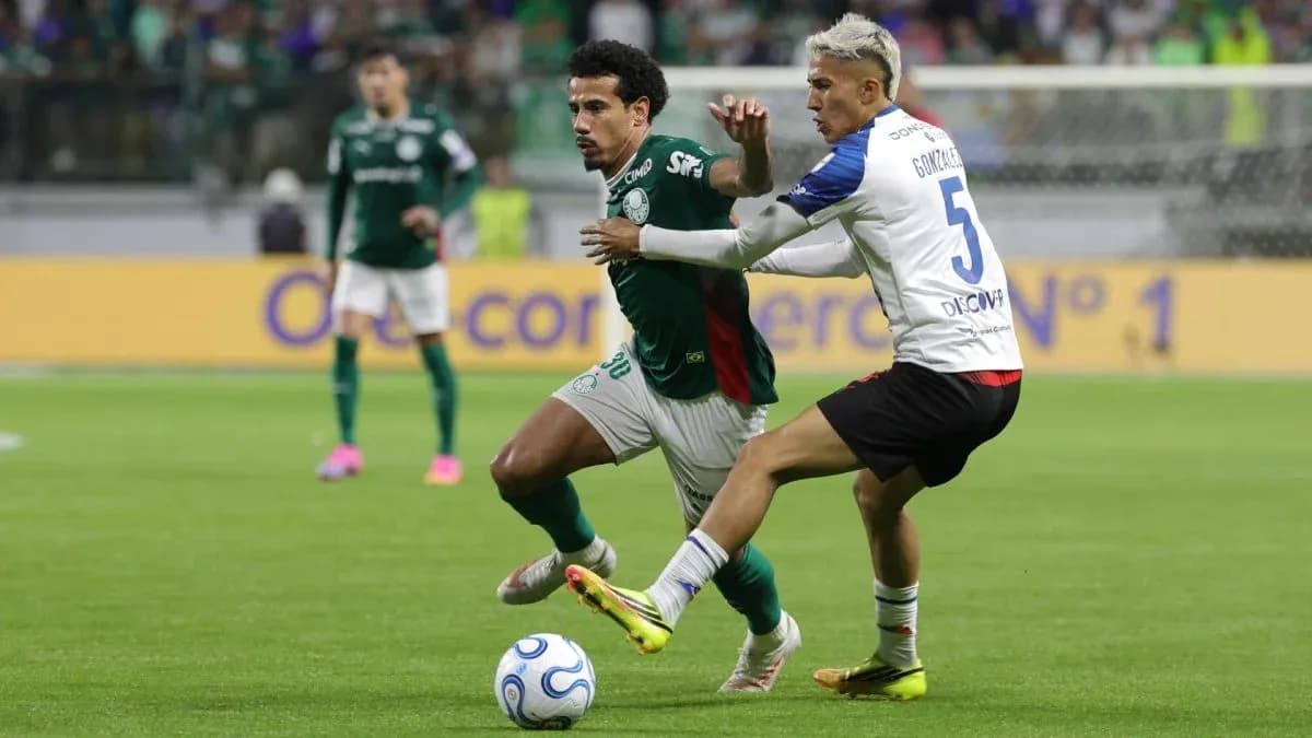 Jugador de Palmeiras desafiando a un rival Jugador de Palmeiras desafiando a un rival