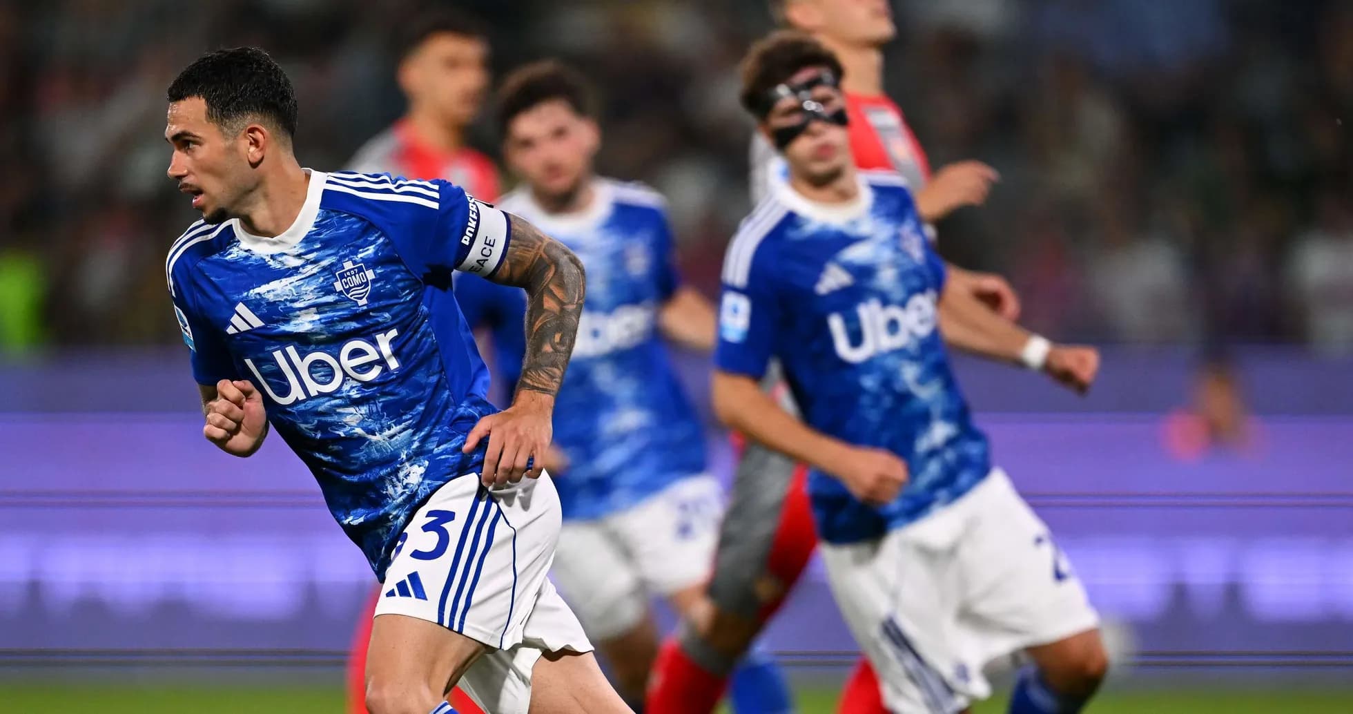Jugador de Como durante un partido de fútbol Jugador de Como durante un partido de fútbol