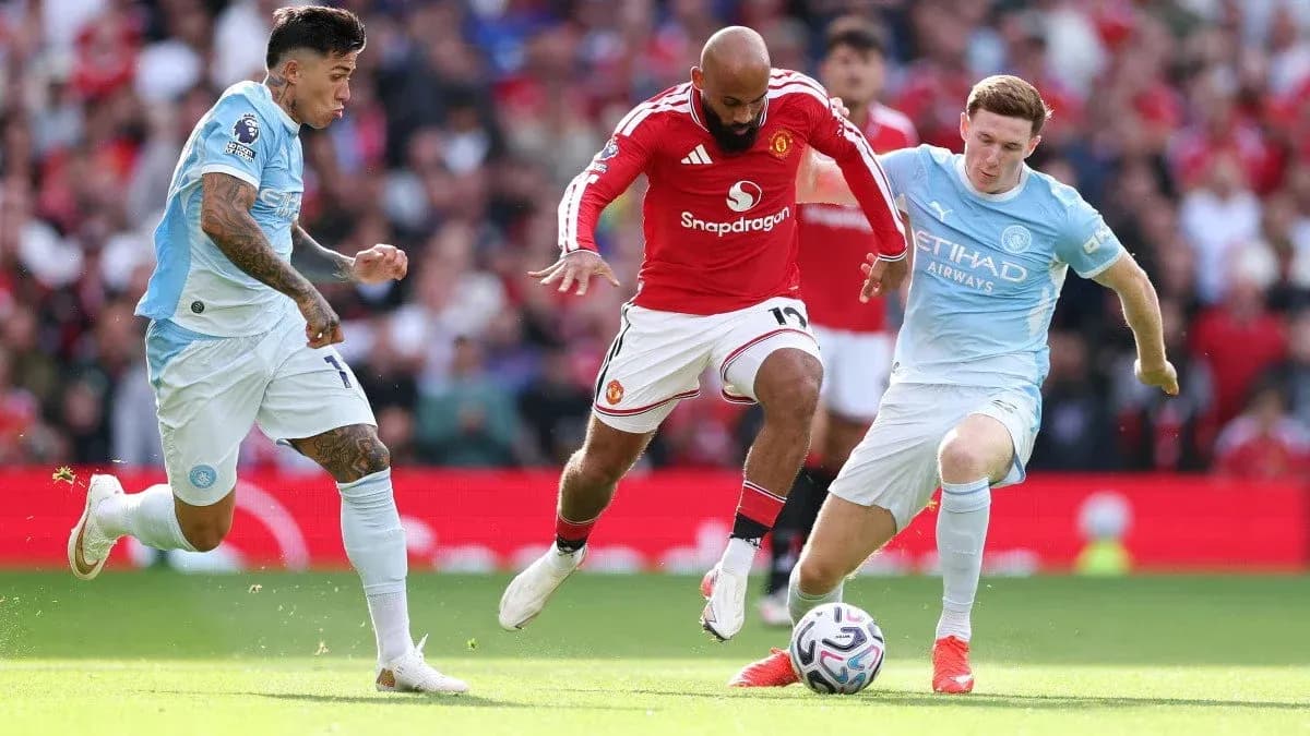 Jugadores de Manchester United y Manchester City en acción Jugadores de Manchester United y Manchester City en acción