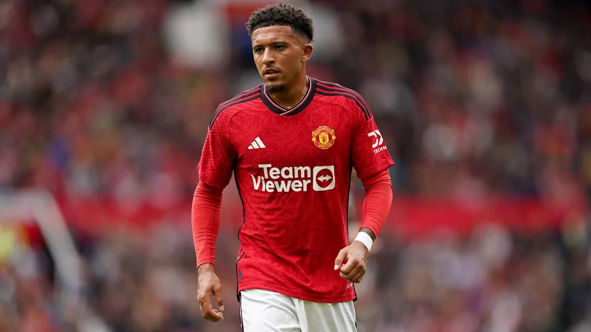 Jugador de Manchester United caminando en el campo Jugador de Manchester United caminando en el campo