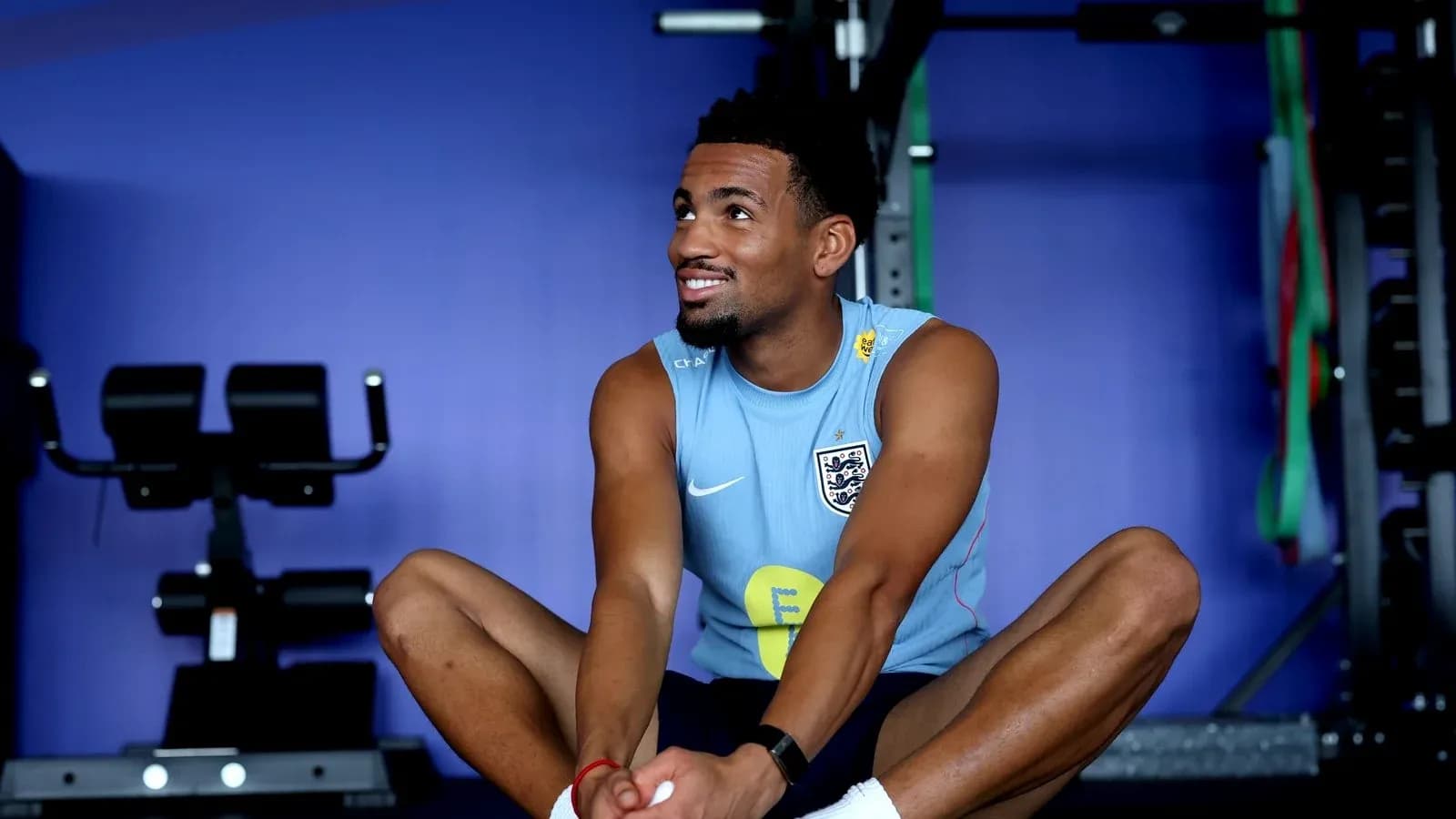 Jugador de Inglaterra estirándose en gimnasio Jugador de Inglaterra estirándose en gimnasio