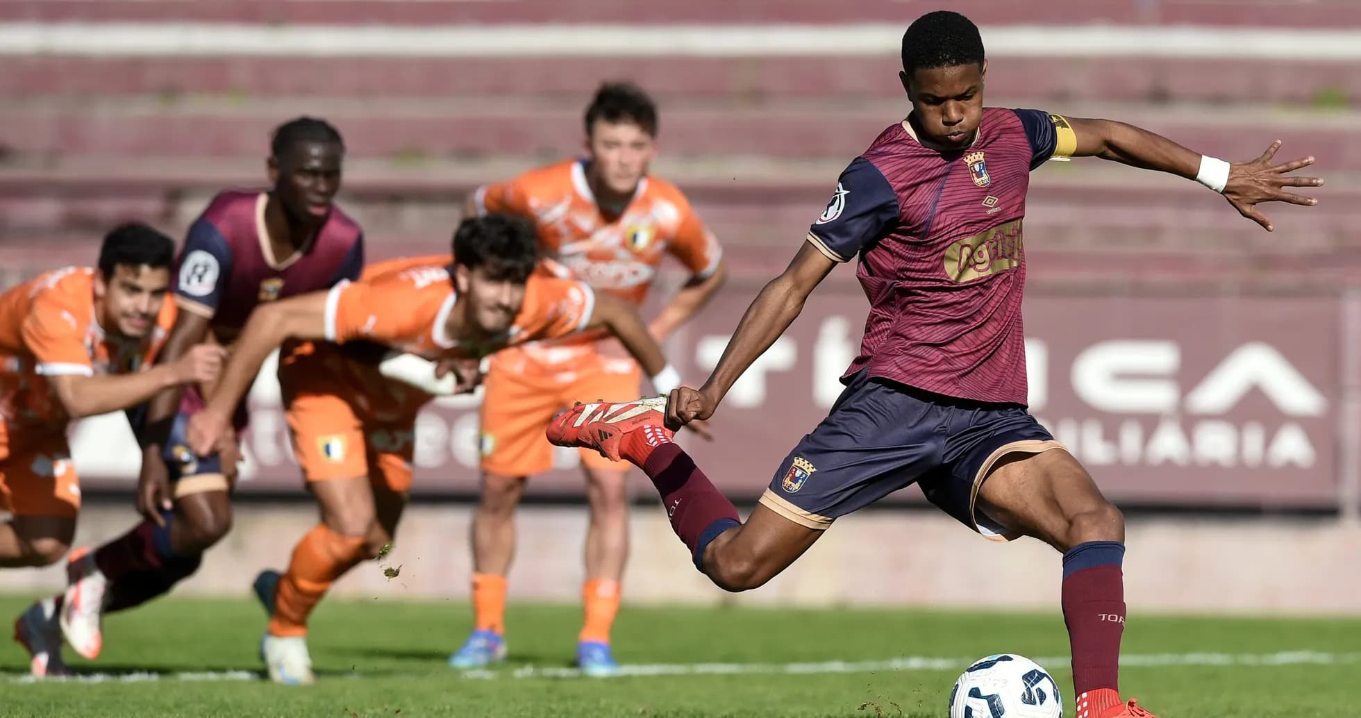 Jugador ejecutando un tiro penal en el partido Jugador ejecutando un tiro penal en el partido