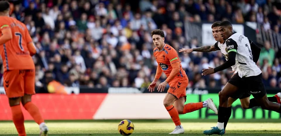 Jugadores de Valencia y Celta Vigo en acción Jugadores de Valencia y Celta Vigo en acción