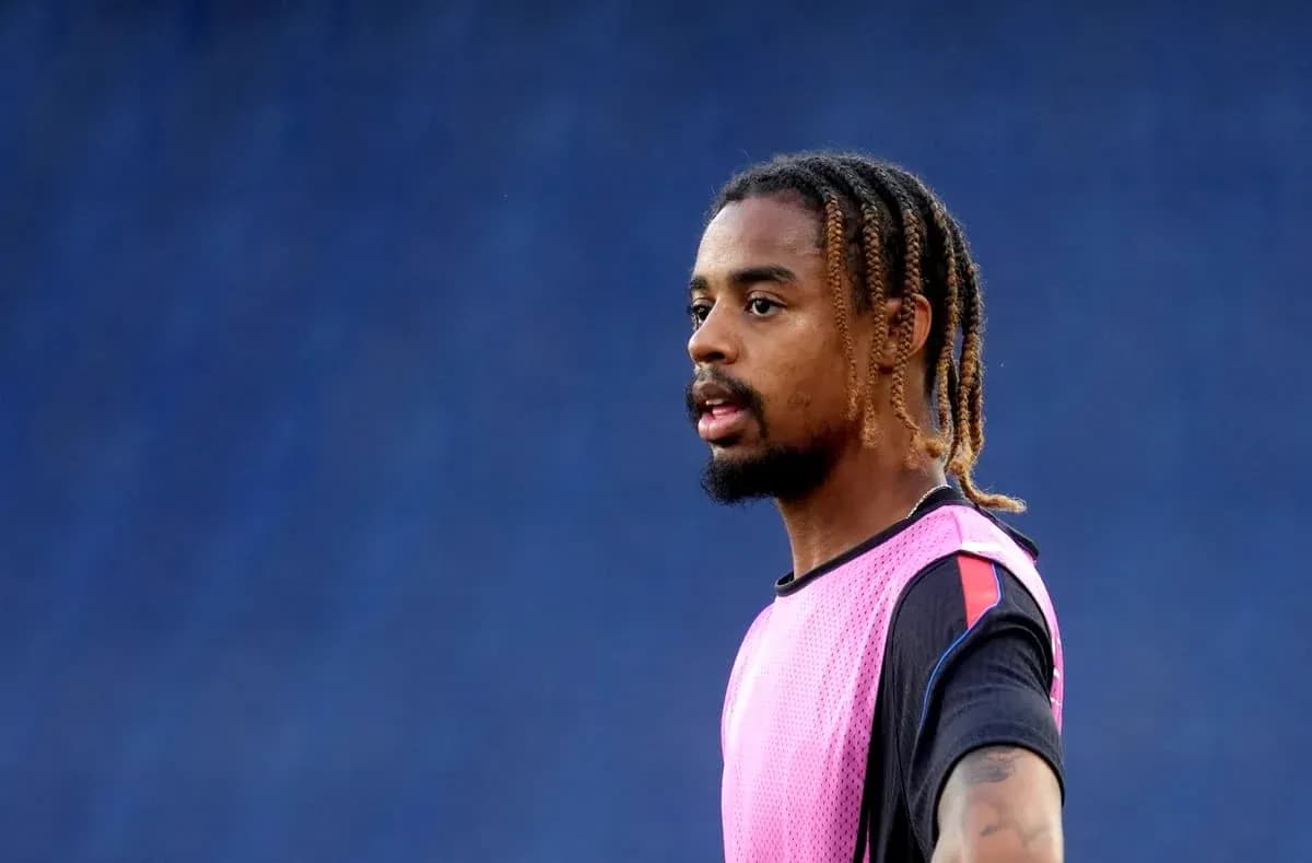 Jugador en entrenamiento con camiseta de práctica rosa Jugador en entrenamiento con camiseta de práctica rosa