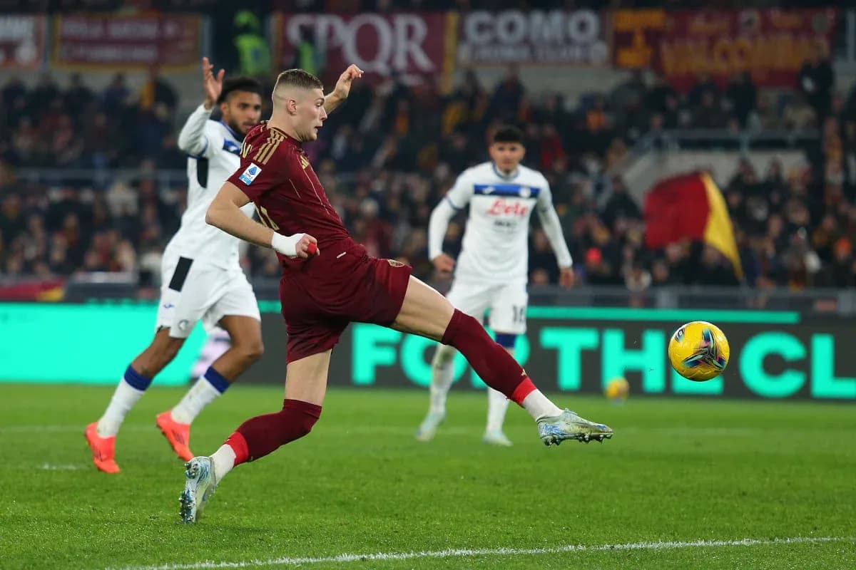 Jugador de AS Roma despejando el balón en partido Jugador de AS Roma despejando el balón en partido