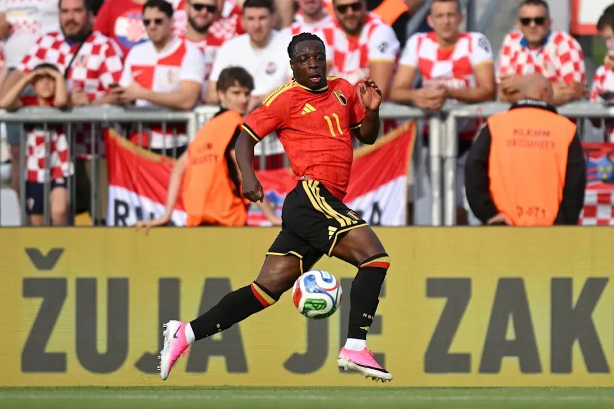 Jugador de Bélgica corriendo con el balón en el campo Jugador de Bélgica corriendo con el balón en el campo