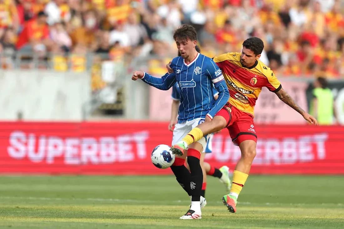 Jugador de Jagiellonia desafiando a jugador de Rangers Jugador de Jagiellonia desafiando a jugador de Rangers