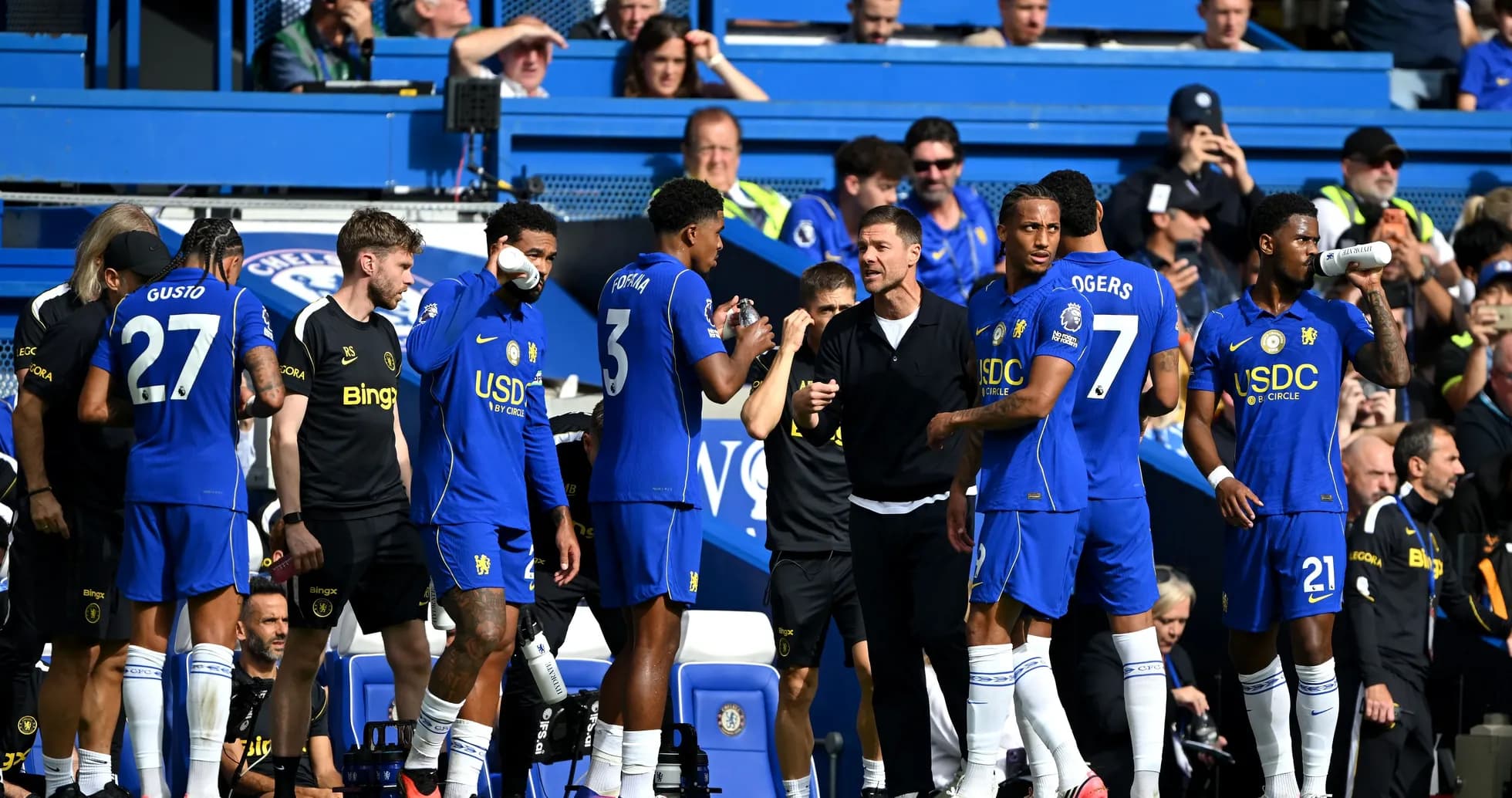 Jugadores de Chelsea en el banquillo durante el partido Jugadores de Chelsea en el banquillo durante el partido