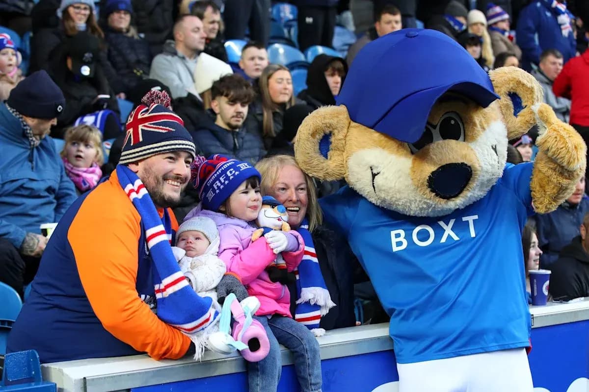 Familia posando con la mascota en el estadio Familia posando con la mascota en el estadio