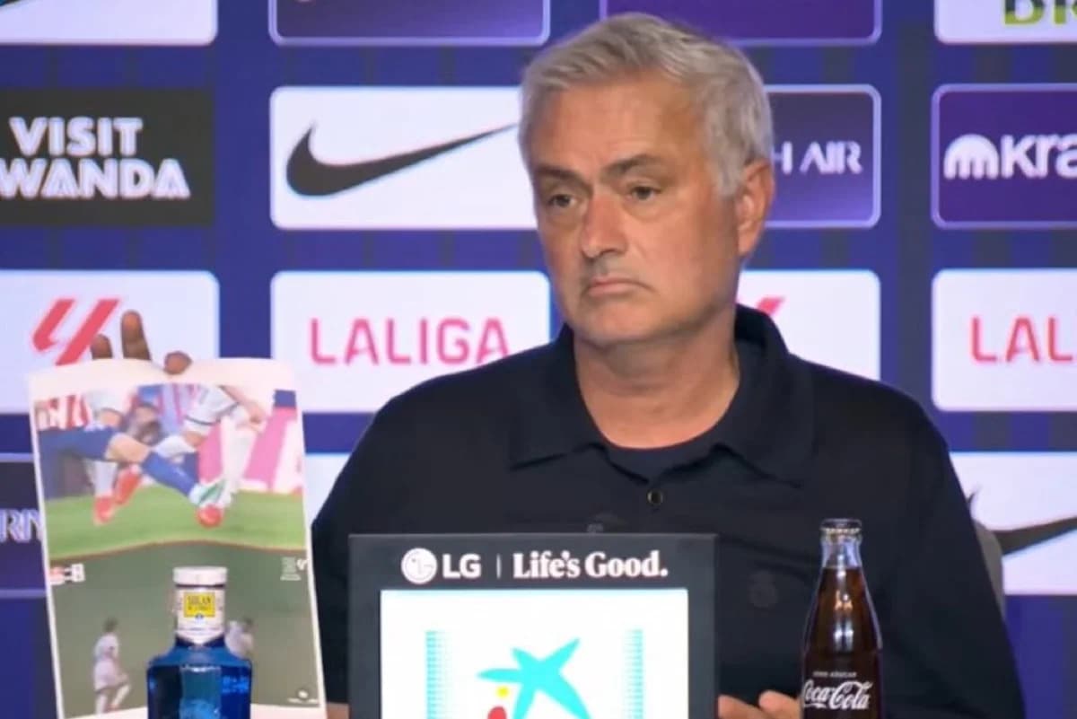 José Mourinho critica a los árbitros con imágenes impresas tras la derrota en el derbi José Mourinho critica a los árbitros con imágenes impresas tras la derrota en el derbi