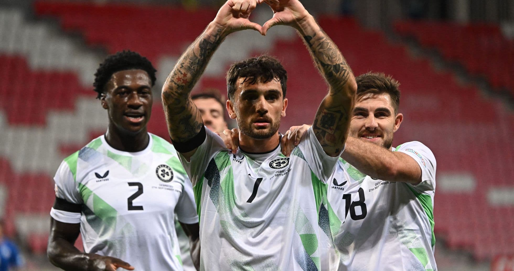 República de Irlanda evita saludos y usa brazaletes negros en victoria clara sobre Israel en la Nations League República de Irlanda evita saludos y usa brazaletes negros en victoria clara sobre Israel en la Nations League